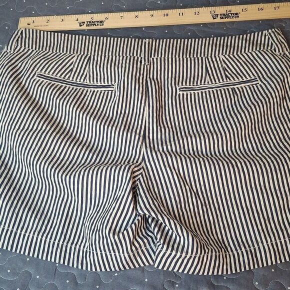 Old Navy Striped Women's Shorts size 10 - Picture 4 of 5
